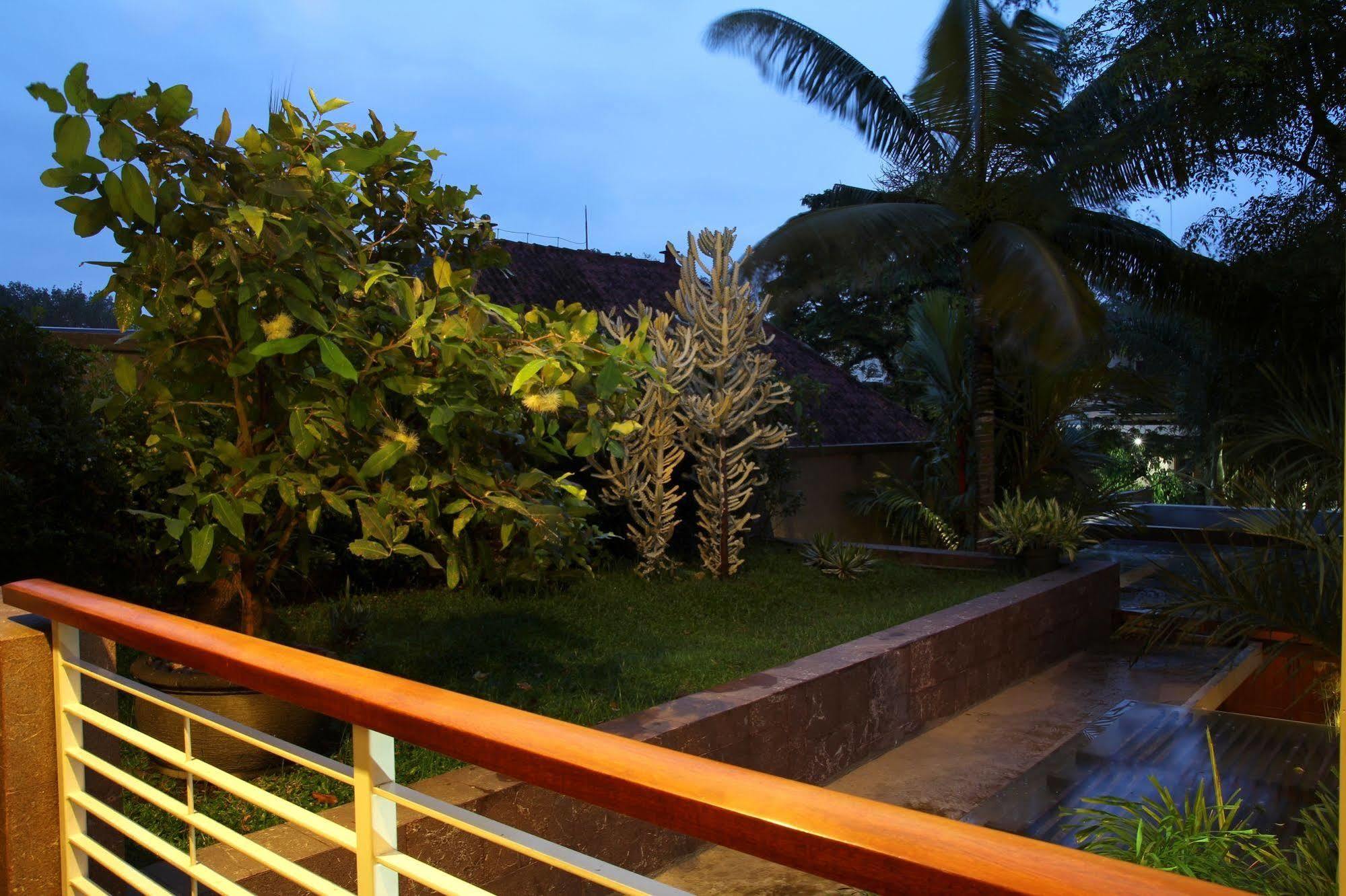 Cozy Boutique Guest House Malang Eksteriør bilde